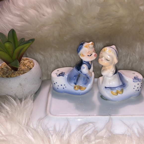 Vintage Other - Kissing DUTCH COUPLE Vintage SALT & PEPPER
